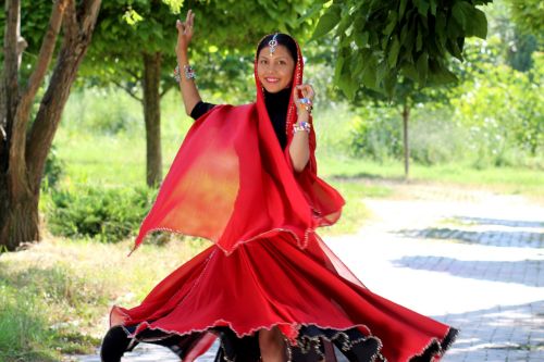 Swinging Couples, Single Lady Swingers and Single men waiting to hookup in Solapur